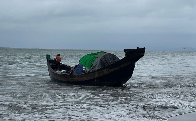 ট্রলারে করে যাওয়ার পথে ইঞ্জিন বিকল হয়ে মিয়ানমার বর্ডার গার্ড পুলিশের (বিজিপি) দুই সদস্যসহ ৩৩জন মিয়ানমারের নাগরিক সেন্ট মার্টিন দ্বীপে ভেসে এসেছিলেন। পরে তারা একই ট্রলারে করে আজ  বিকেলে স্বদেশে ফিরে যান